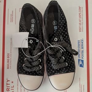 US SPORTS WOMEN VELVET SNEAKERS SZ. 5 BLACK